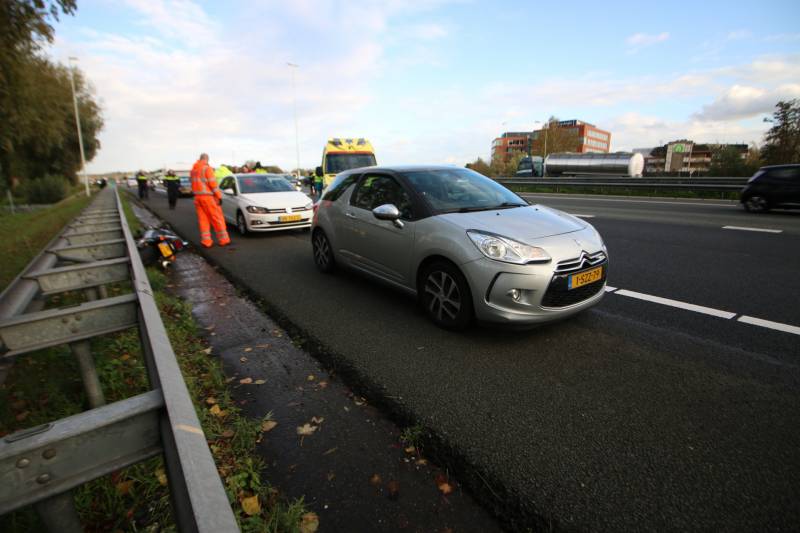 Motor belandt onder vangrail, bestuurder gewond
