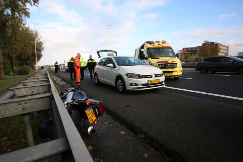 Motor belandt onder vangrail, bestuurder gewond