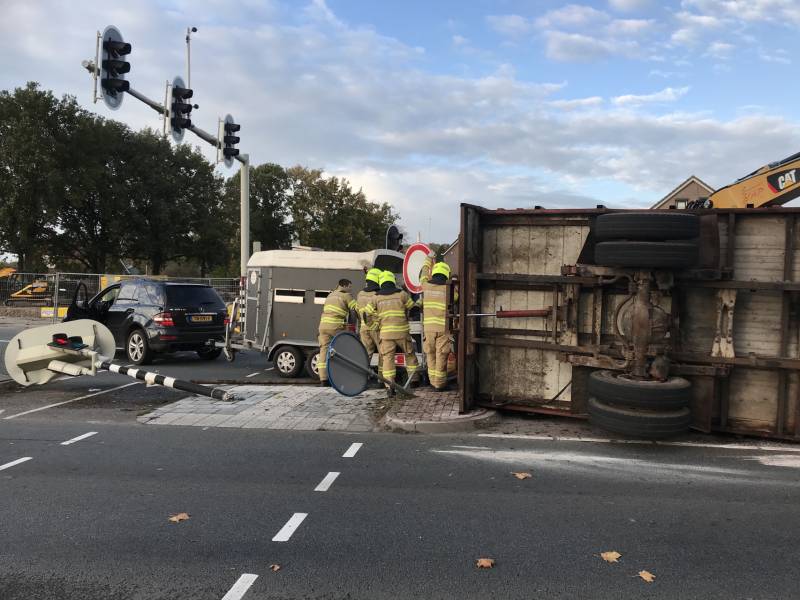 Trailer van tractor met koeien kantelt