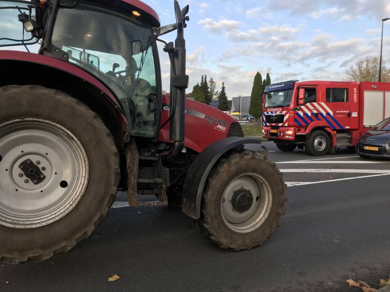 Trailer van tractor met koeien kantelt