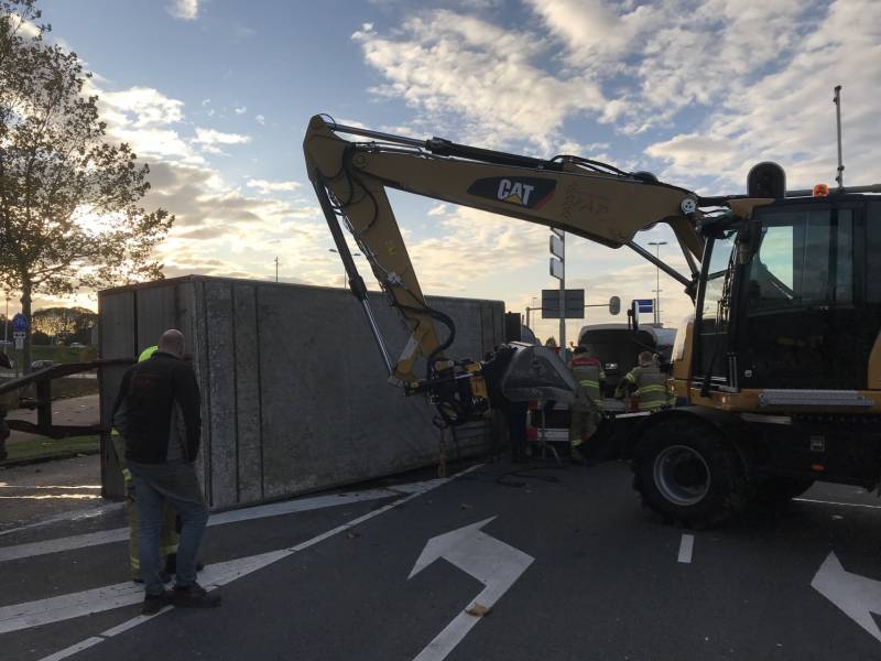 Trailer van tractor met koeien kantelt