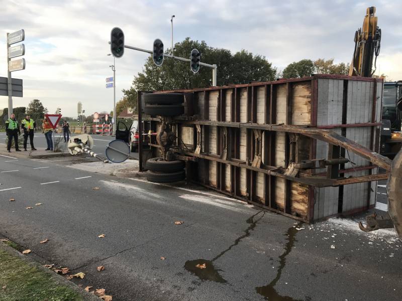 Trailer van tractor met koeien kantelt