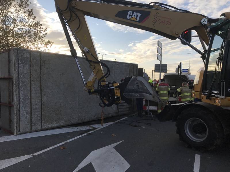 Trailer van tractor met koeien kantelt