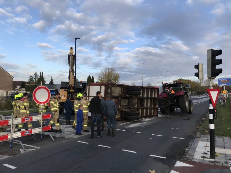 Trailer van tractor met koeien kantelt