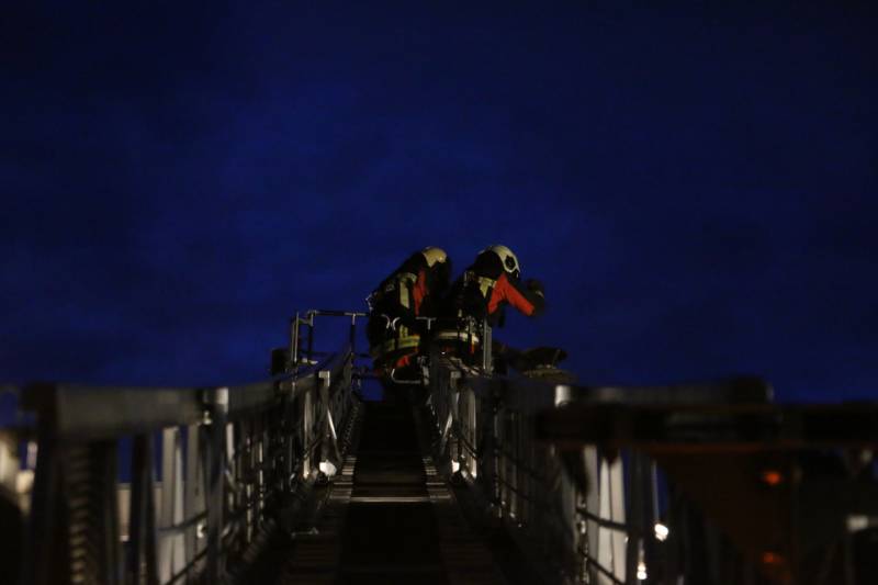 Brandweer veegt schoorsteen na brand