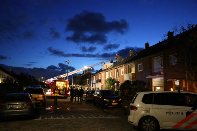 Brandweer veegt schoorsteen na brand