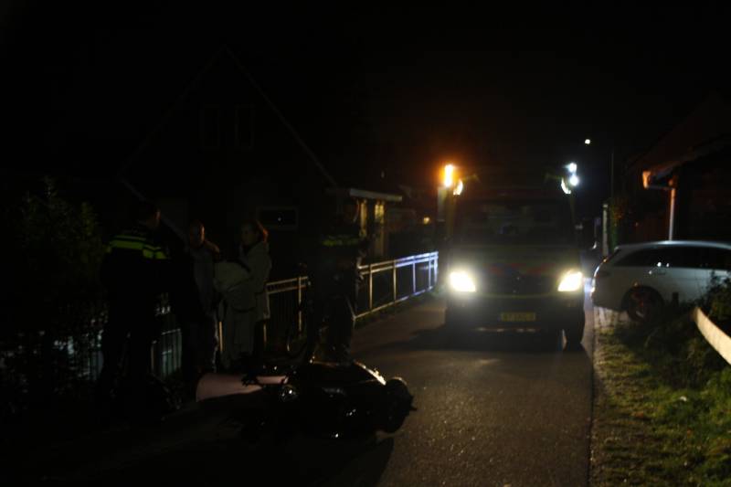 Bestuurster scooter gewond na botsing met hek