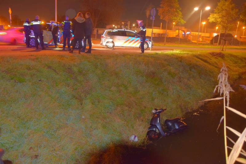 Politie haalt dronken scooterrijder uit sloot