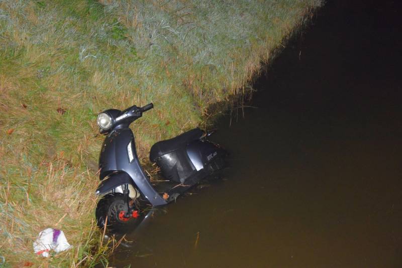 Politie haalt dronken scooterrijder uit sloot
