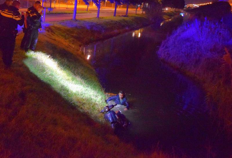 Politie haalt dronken scooterrijder uit sloot