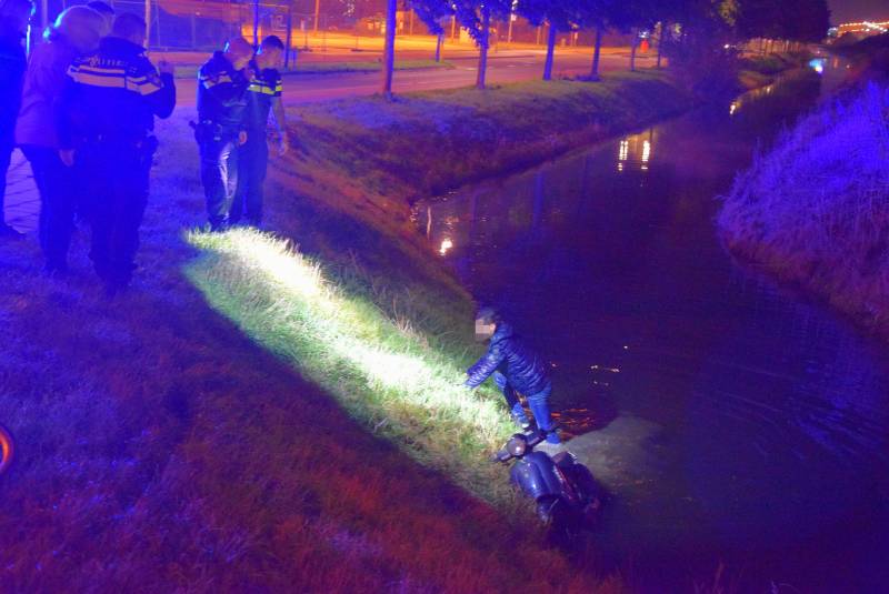 Politie haalt dronken scooterrijder uit sloot