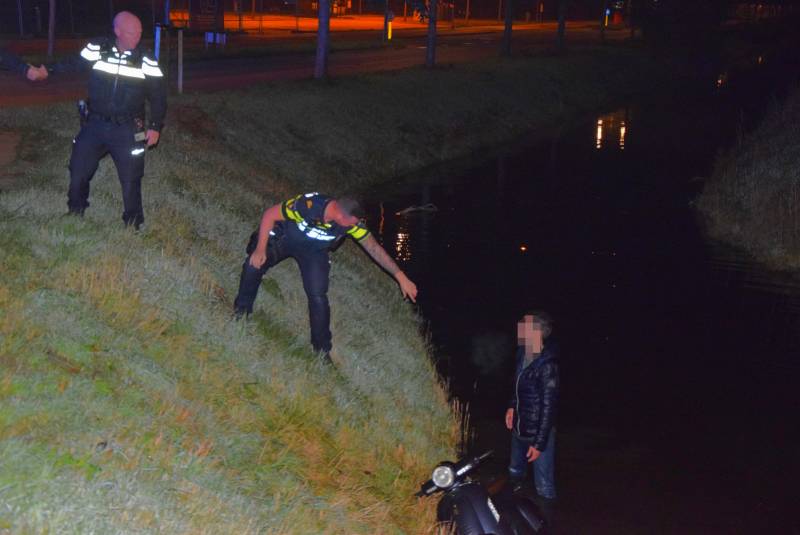Politie haalt dronken scooterrijder uit sloot