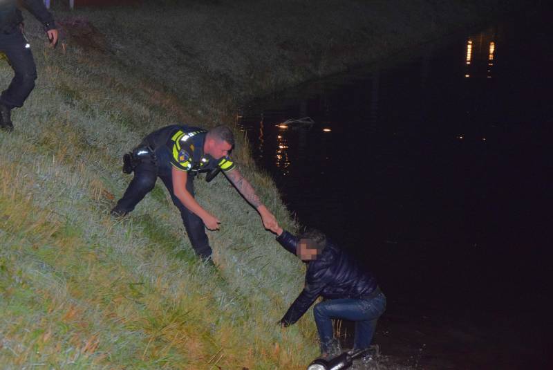 Politie haalt dronken scooterrijder uit sloot