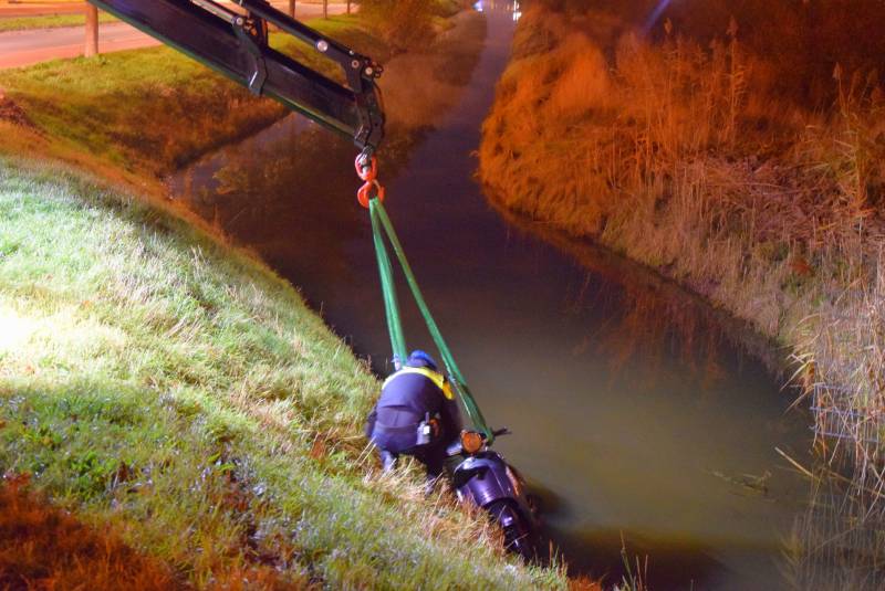 Politie haalt dronken scooterrijder uit sloot