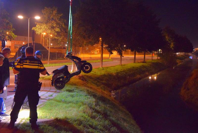 Politie haalt dronken scooterrijder uit sloot