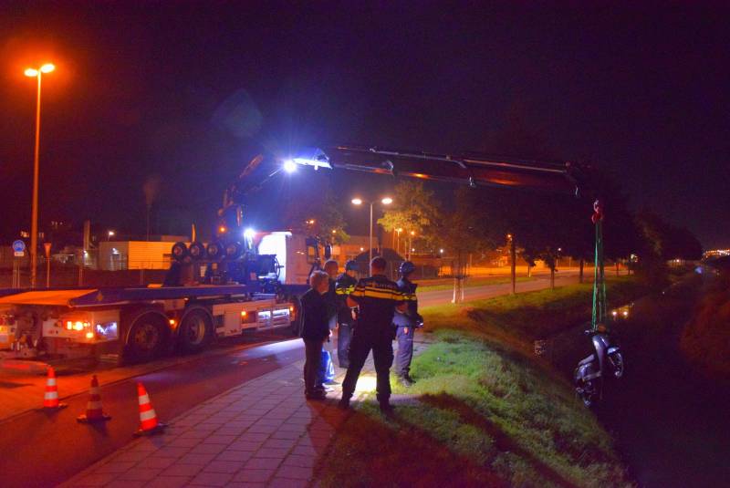 Politie haalt dronken scooterrijder uit sloot