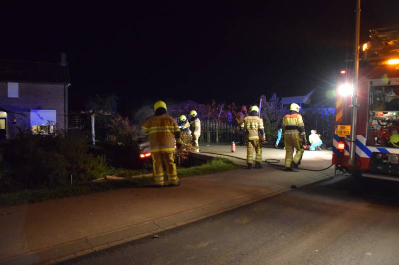 Personenauto belandt op de kop na ongeval