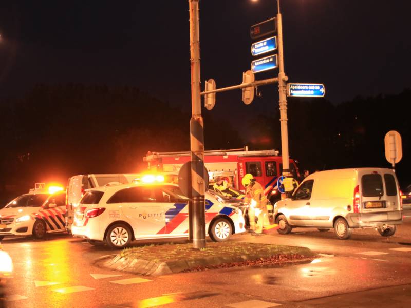 Bestelbus en auto botsen op kruising