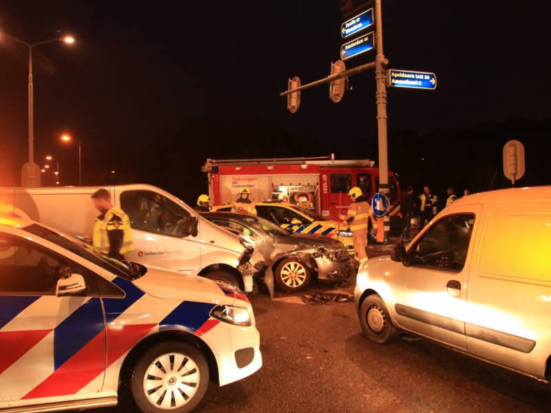 Bestelbus en auto botsen op kruising