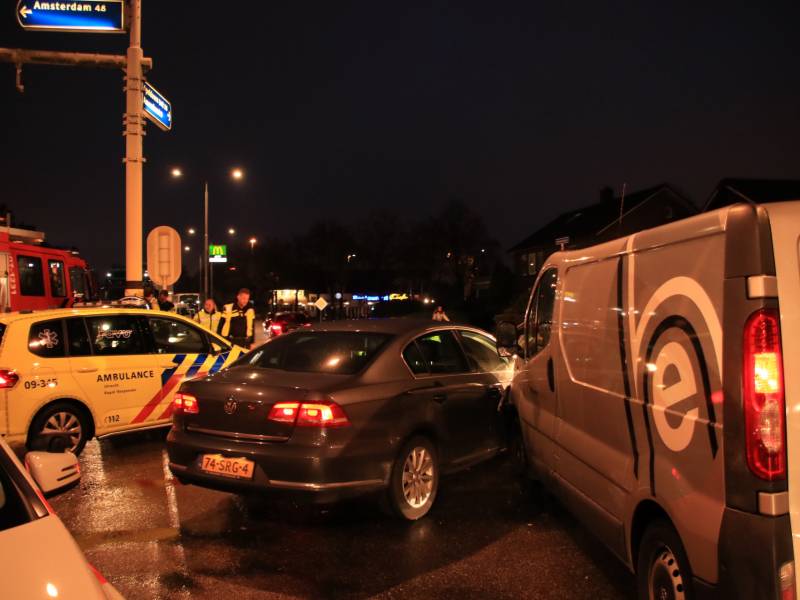 Bestelbus en auto botsen op kruising