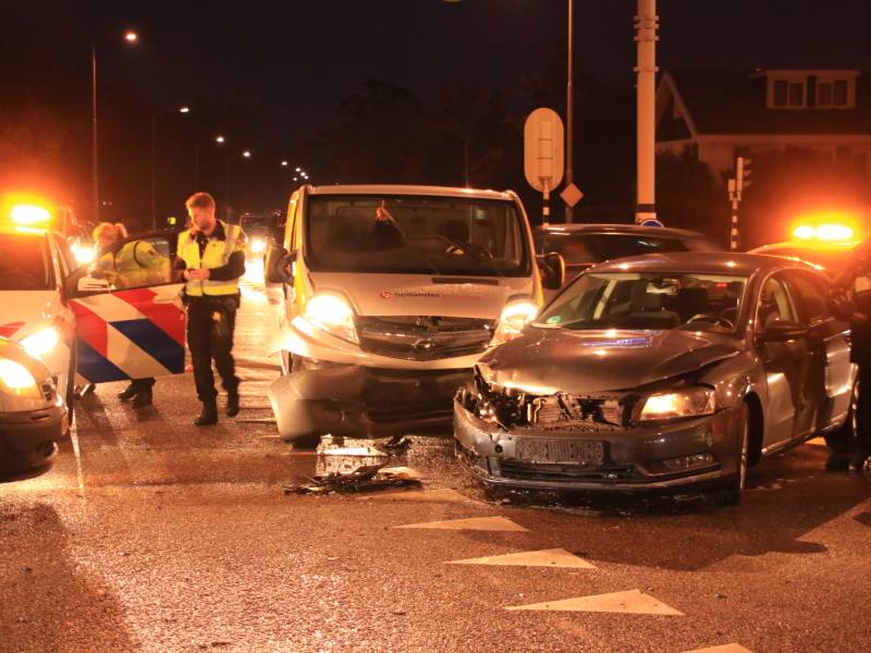 Bestelbus en auto botsen op kruising