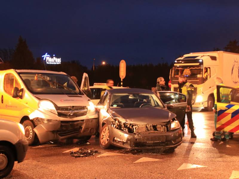 Bestelbus en auto botsen op kruising