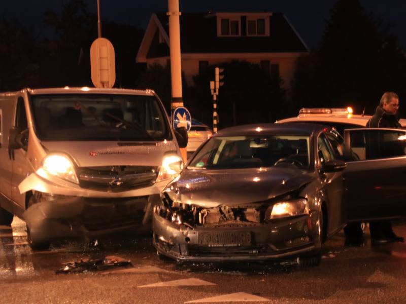 Bestelbus en auto botsen op kruising
