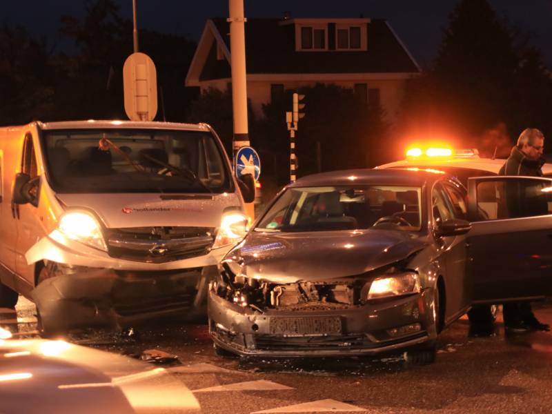 Bestelbus en auto botsen op kruising