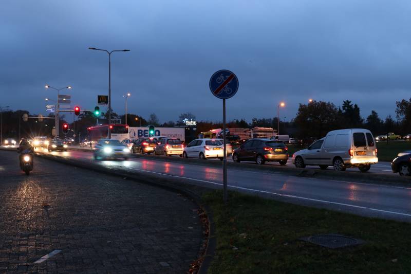 Bestelbus en auto botsen op kruising