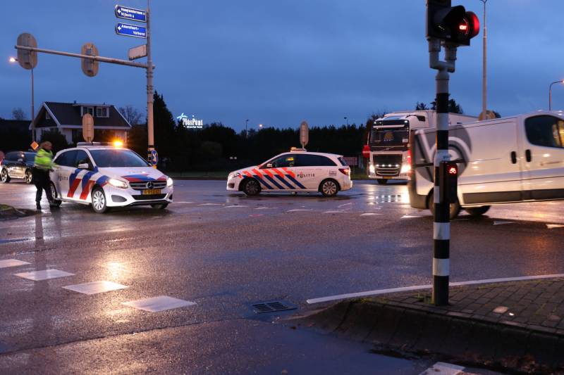 Bestelbus en auto botsen op kruising