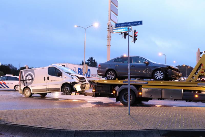 Bestelbus en auto botsen op kruising