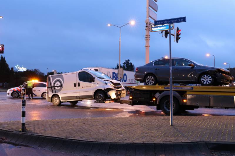 Bestelbus en auto botsen op kruising