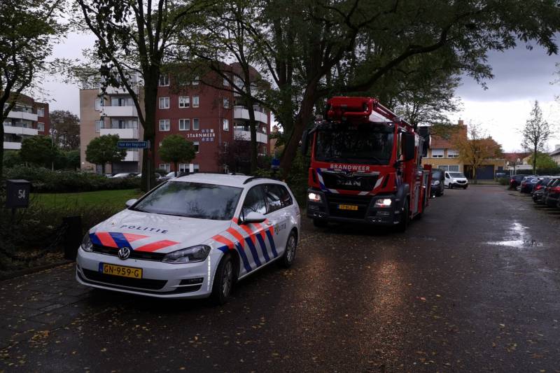Man loopt op dak van flatgebouw