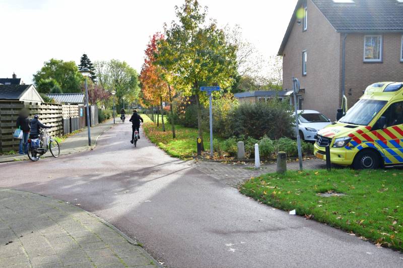 Twee fietsster botsen op fietspad