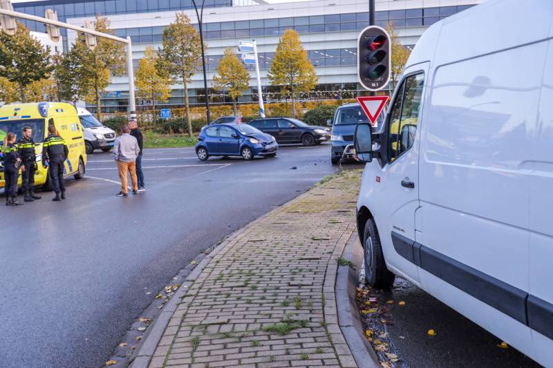 Automobiliste gewond na botsing met bestelbus in Vathorst