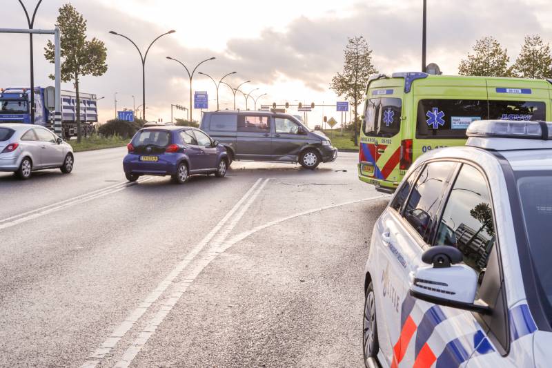 Automobiliste gewond na botsing met bestelbus in Vathorst