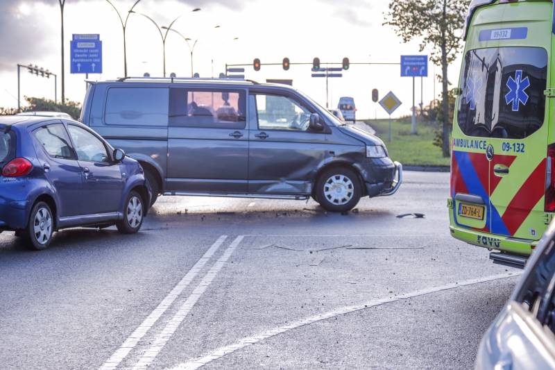 Automobiliste gewond na botsing met bestelbus in Vathorst