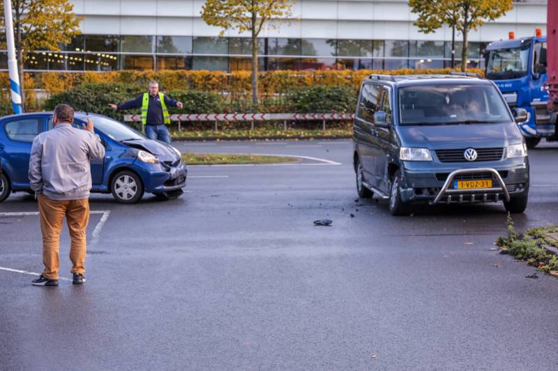 Automobiliste gewond na botsing met bestelbus in Vathorst