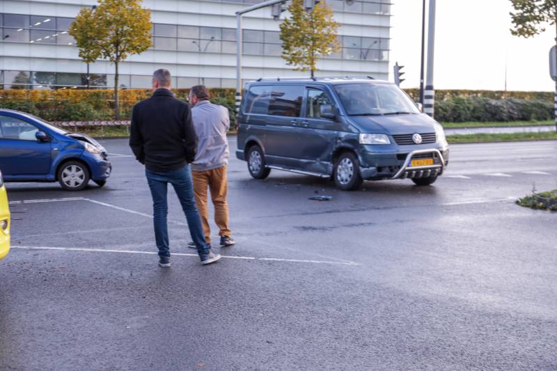 Automobiliste gewond na botsing met bestelbus in Vathorst