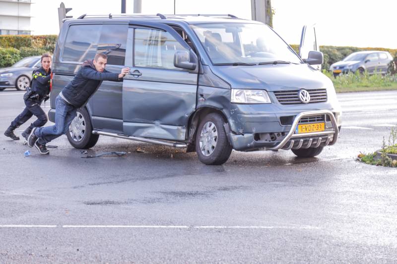 Automobiliste gewond na botsing met bestelbus in Vathorst