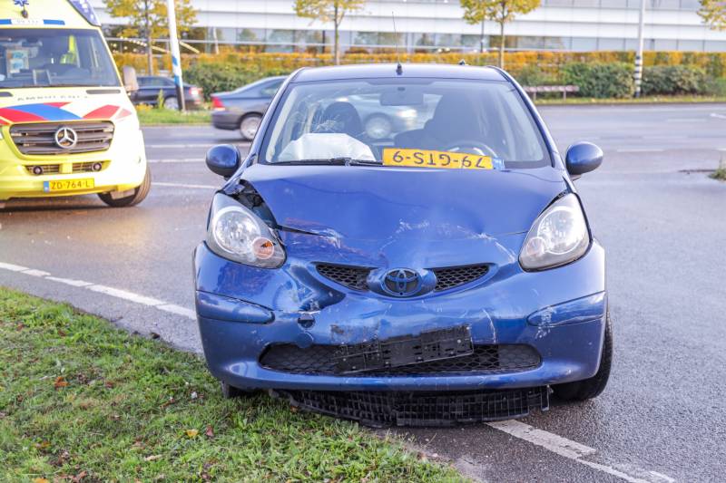 Automobiliste gewond na botsing met bestelbus in Vathorst