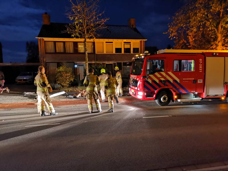 Bestuurder vlucht na aanrijding met lantaarnpaal