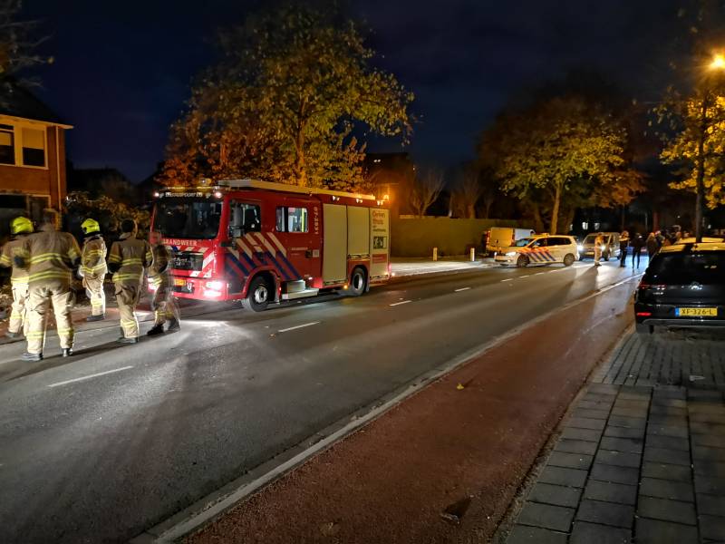 Bestuurder vlucht na aanrijding met lantaarnpaal