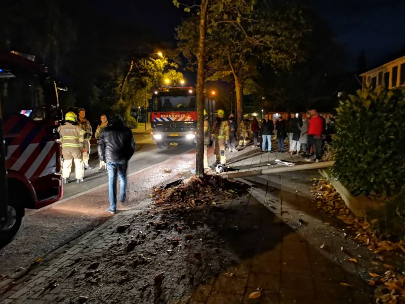 Bestuurder vlucht na aanrijding met lantaarnpaal