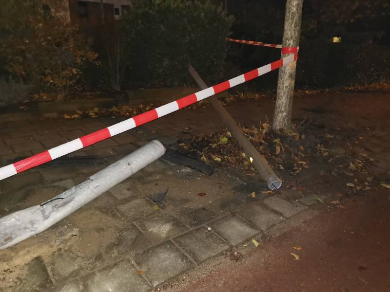 Bestuurder vlucht na aanrijding met lantaarnpaal