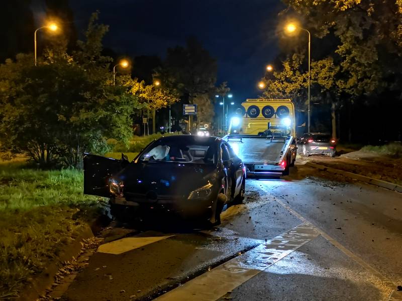 Bestuurder vlucht na aanrijding met lantaarnpaal