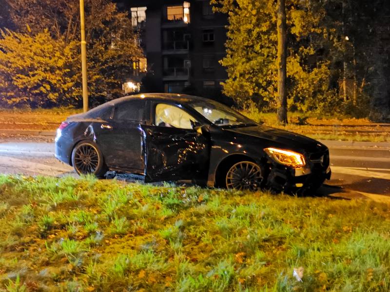 Bestuurder vlucht na aanrijding met lantaarnpaal