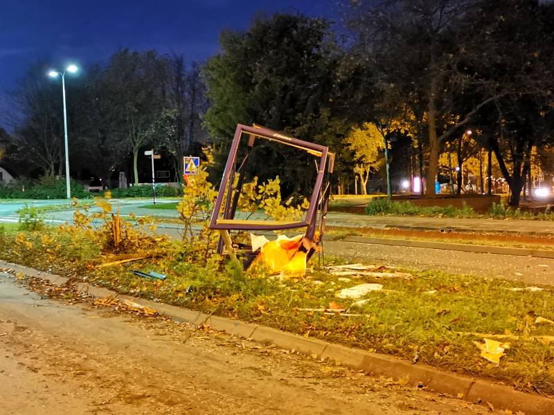 Bestuurder vlucht na aanrijding met lantaarnpaal
