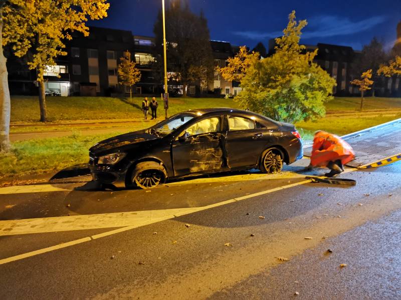 Bestuurder vlucht na aanrijding met lantaarnpaal