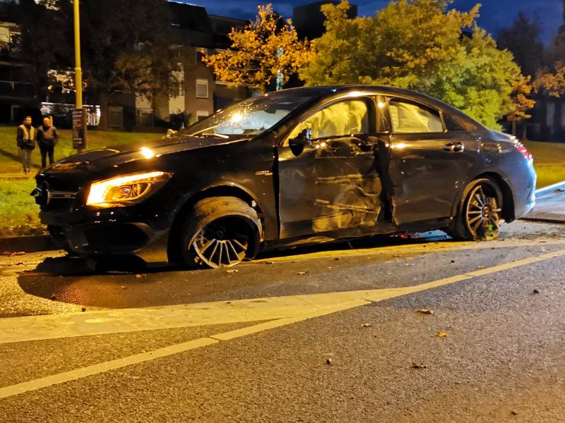 Bestuurder vlucht na aanrijding met lantaarnpaal